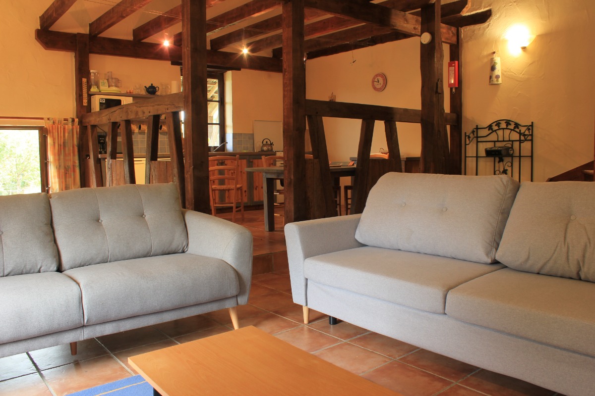 Le salon est ouvert sur l'espace de vie avec de magnifiques poutres apparentes - Location de vacances - Lacapelle-Biron
