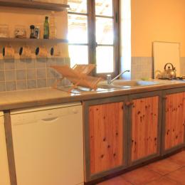 La cuisine, fonctionnelle et conviviale - Location de vacances - Lacapelle-Biron