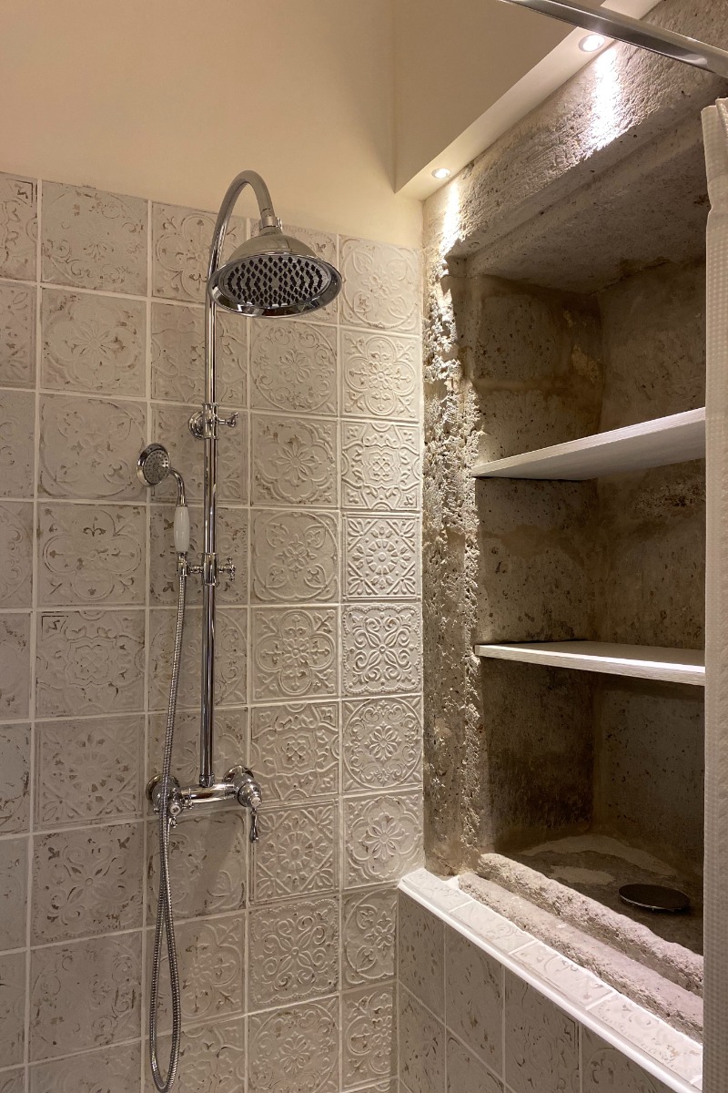 Une grande douche ouverte sur la chambre - Chambre d'hôtes - Calignac