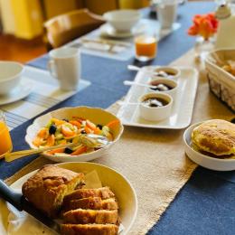 Le petit déjeuner est servi par la propriétaire (salade de fruits frais, confitures maison et cakes fait maison...) - Chambre d'hôtes - Calignac