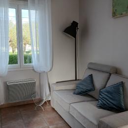 Salon avec TV écran plat et poêle à granulés  - Location de vacances - Casteljaloux