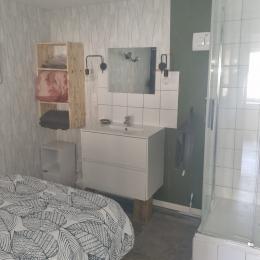coin douche et lavabo  - Location de vacances - Meyrueis