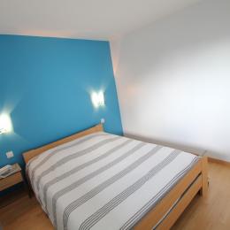 Chalet Bréval - Normandie - La chambre bleue au rez-de-chaussée - Location de vacances - Montmartin-sur-Mer