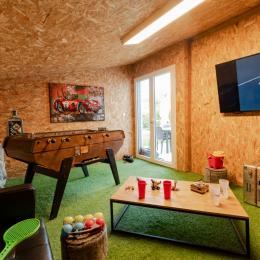 Salon avec canapé cuir, pouf, poêle à bois, TV 140cm connecté, éclairage d'ambiance, radiateur chaleur douce - Location de vacances - Port-Bail-sur-Mer