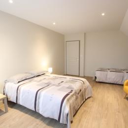 chambre lit double + lit simple à l'étage - Location de vacances - Morville