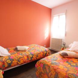 Chambre orange (2 lits de 90) - Location de vacances - Roncey