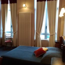 Chambre 1 ( vue avec lit d'appoint) - Location de vacances - Montier-en-Der