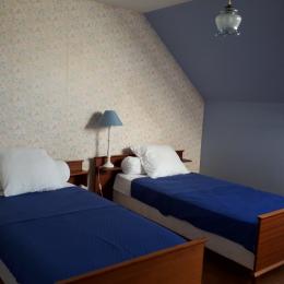 Chambre 2 lits N°2 à l'étage - Location de vacances - Carentoir