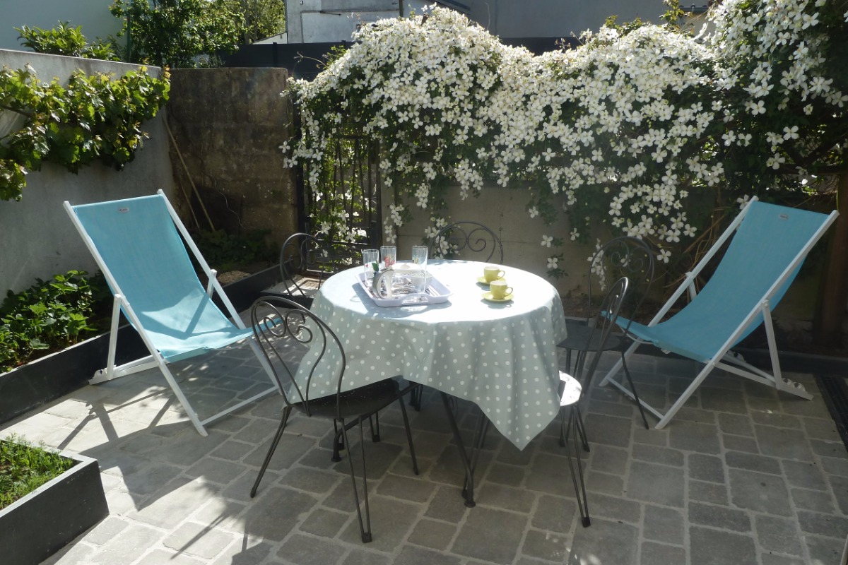 La terrasse, salon de jardin, transats - Location de vacances - Hennebont