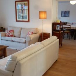Salon, vue vers la salle à manger de 40 m2 - Location de vacances - La Trinité-sur-Mer
