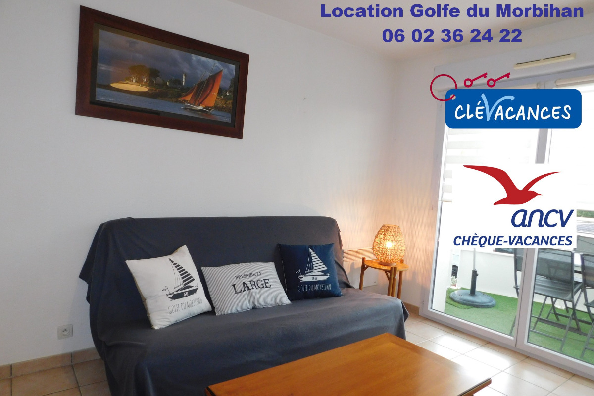 Coin salon avec CLIC CLAC NEUF matelas Dunopilo - Rangement - TV 80CM - box privé bbox - Location de vacances - Auray