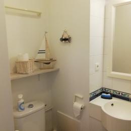 Salle d'eau du bas avec WC - Location de vacances - Arzon