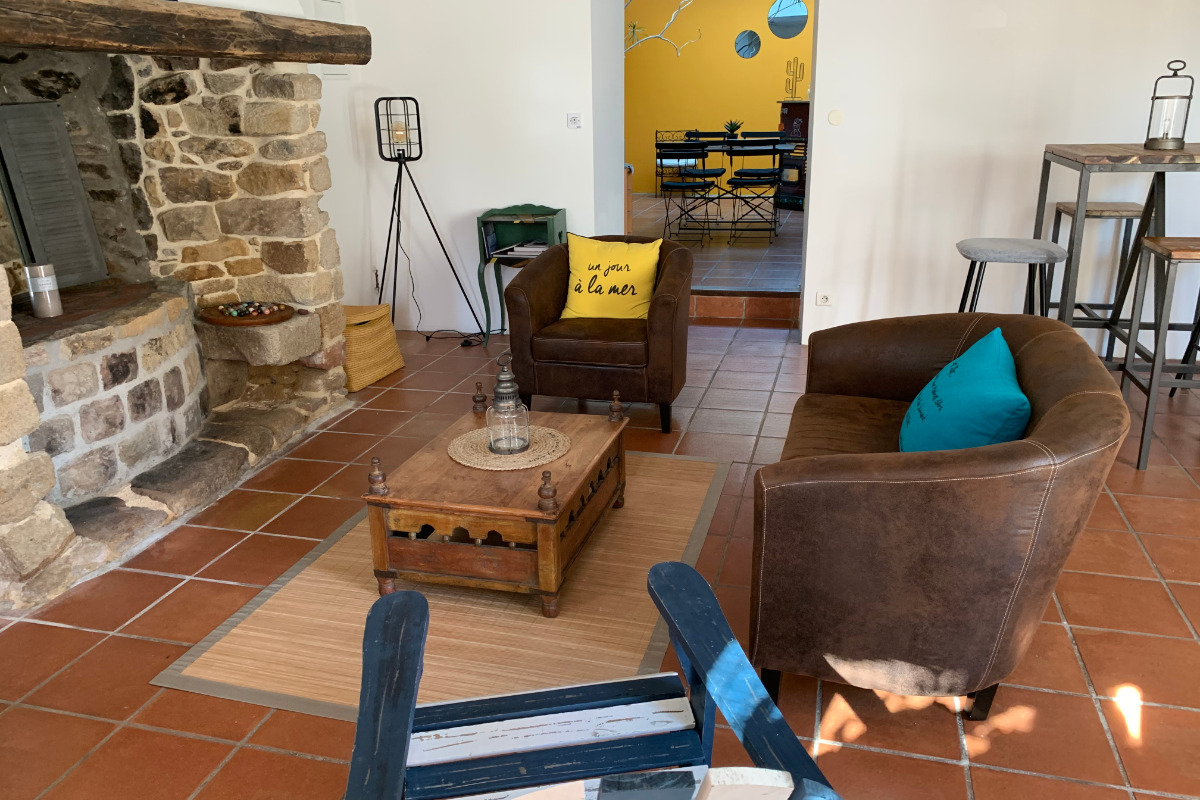 Salon avec cheminée vue sur la cuisine
 - Location de vacances - Auray