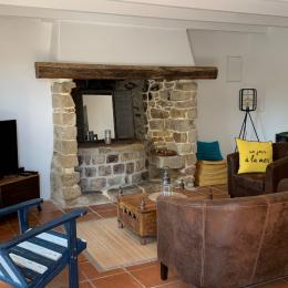 Salon avec cheminée et TV connectée - Location de vacances - Auray