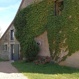 Entrée extérieure chambre 1000 Pattes - Chambre d'hôtes - Châteauneuf-Val-de-Bargis