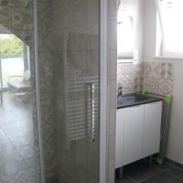Salle de bain avec douche à l'italienne - Location de vacances - Holque