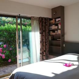 Chambre lit double - Location de vacances - Antibes