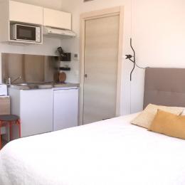 La chambre et son coin cuisine - Location de vacances - Cagnes-sur-Mer