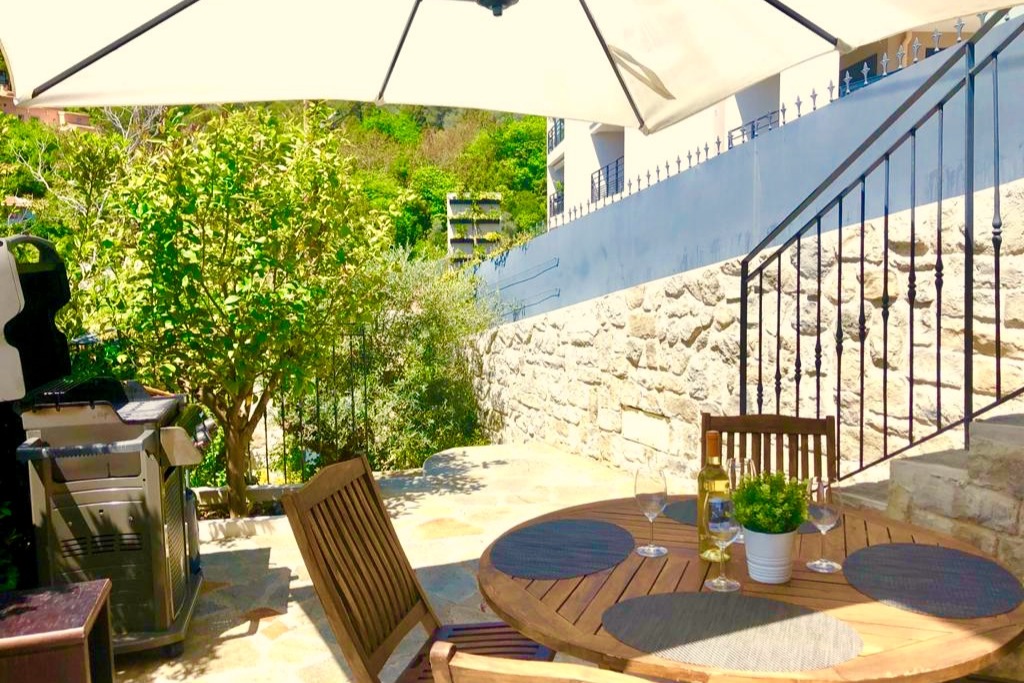 Table extérieure, barbecue, Villa Nidou, Èze, Côte d'Azur - Location de vacances - Èze