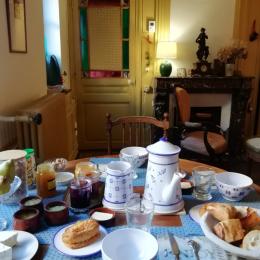petit déjeuner dans la faience de Ponchon - Chambre d'hôtes - Beauvais