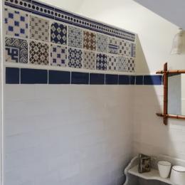table de toilette, douche à l'Italienne, décor de Ponchon - Chambre d'hôtes - Beauvais
