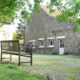 L'entrée du gîte. Plusieurs voitures peuvent stationner sur cet espace.  - Location de vacances - Wimille