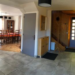 Hall d'entrée vu de la cuisine - Location de vacances - Saint-Anthème