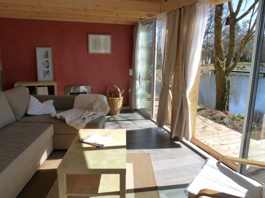 Le salon avec vue sur l'étang - Location de vacances - Loubeyrat