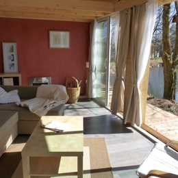 Le salon avec vue sur l'étang - Location de vacances - Loubeyrat