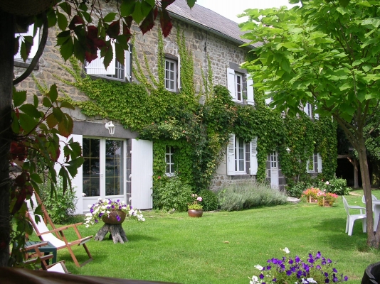 la façade côté jardin - Location de vacances - Châteauneuf-les-Bains