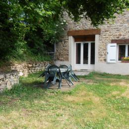 Le jardin avec salon de jardin et barbecue - Location de vacances - Gouttières