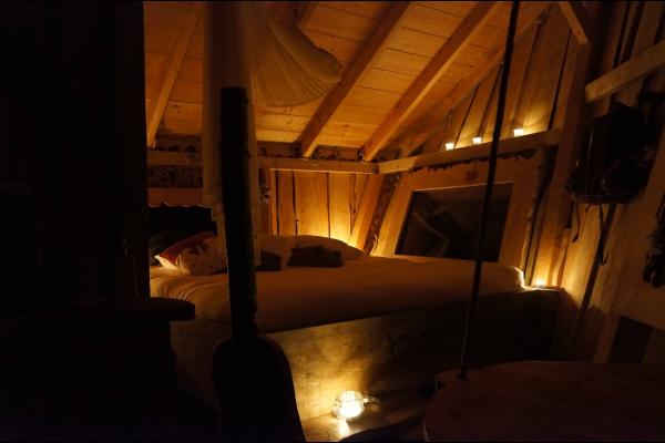 Un grand lit douillet et une ambiance unique - Chambre d'hôtes - La Tour-d'Auvergne