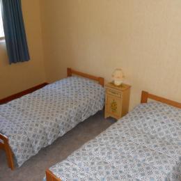 la chambre  avec 2 lits  d'une personne - Location de vacances - Chambon-sur-Lac