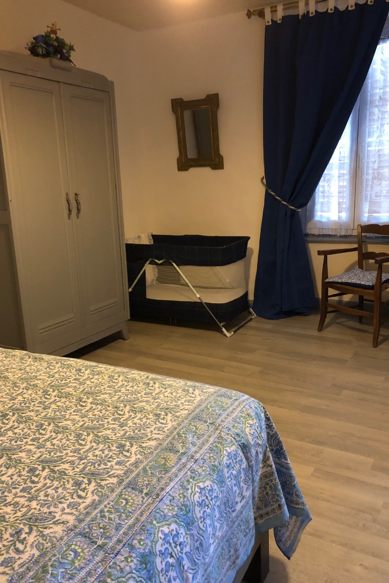 Chambre avec lit bébé  - Location de vacances - Grandeyrolles