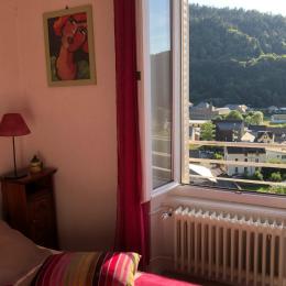 Votre chambre très calme avec vue panoramique et au sud, lit en 140, rangements+chauffage central  - Location de vacances - Mont-Dore
