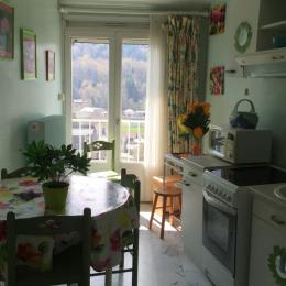 Votre cuisine avec balcon et vue panoramique, possibilité de déj à 4, bien agencée - Location de vacances - Mont-Dore
