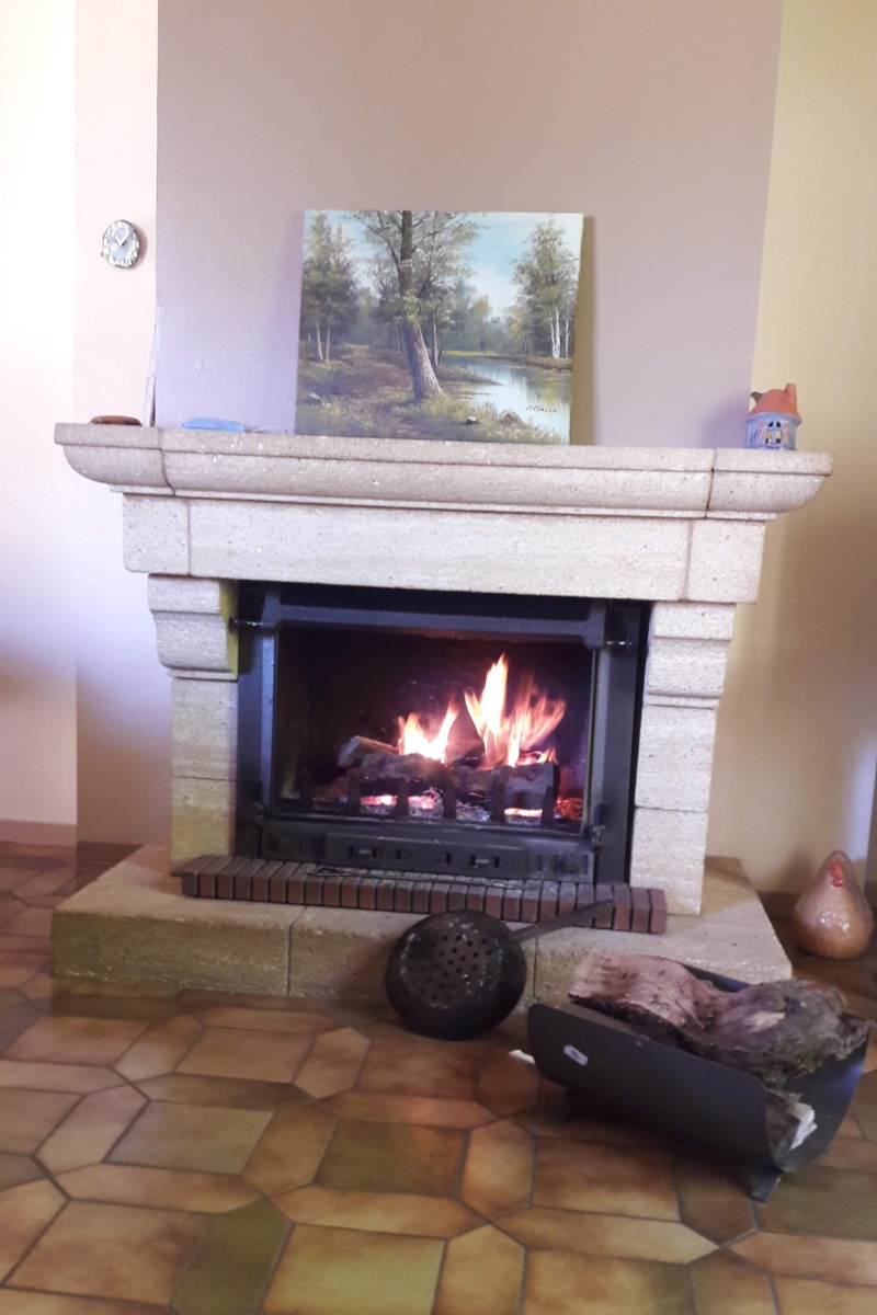 La cheminée du séjour : au coin du feu - Location de vacances - Saint-Nectaire