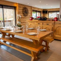 Salle à manger avec table extensible - Location de vacances - Saint-Victor-la-Rivière