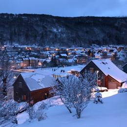 Vue depuis la terrasse sur Le Mont Dore à la tombée de la nuit (janvier 2021) - Location de vacances - Mont-Dore