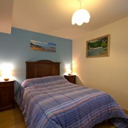 chambre bleue lit 140 cm - Location de vacances - Amendeuix-Oneix