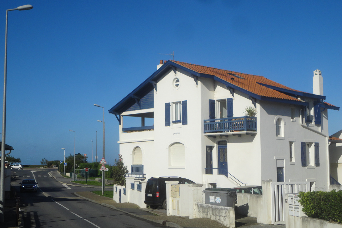 Vue arrière de la Villa Ur-Hegia, l'océan au bout de la rue - Location de vacances - Bidart