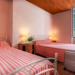 Chambre 1 lit double et un lit une personne - Location de vacances - Lau-Balagnas