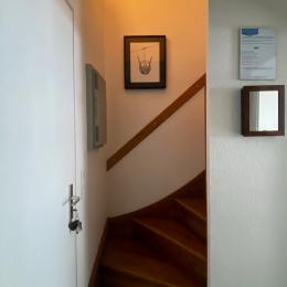 Escalier pour accéder aux chambres et salle de bain - Location de vacances - Loudenvielle