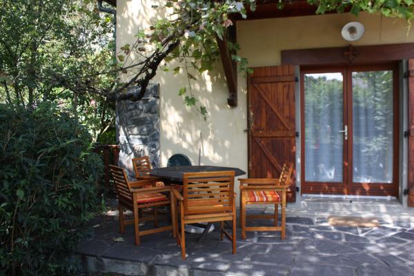 La terrasse sous l'ombrage de la treille - A big vine plant offers its shade to the terrace
 - Location de vacances - Viger