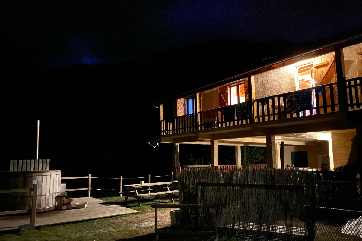 bain norvégien, grand préau et appartement Les Marmottes - Location de vacances - Camous