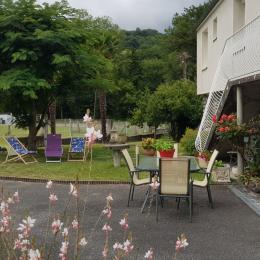 Le jardin situé plein sud avec vue sur la montagne, Pic du Viscos et le Cabaliros - Location de vacances - Boô-Silhen