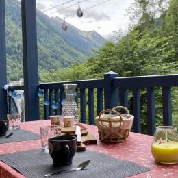 Balcon terrasse vue sur bois, cascade, montagne et village de Cauterets - Location de vacances - Cauterets