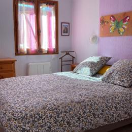 Chambre spacieuse avec lit double en 160 cm - Location de vacances - Reynès