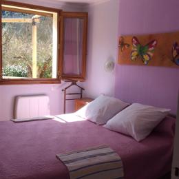 chambre avec 2 lits en 90 à l'étage avec salle d'eau et wc - Location de vacances - Reynès