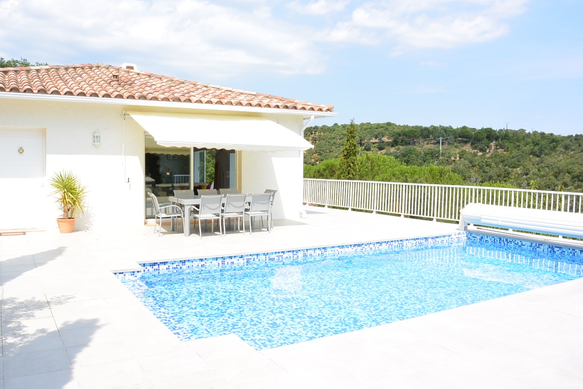 Terrasse avec piscine  - Location de vacances - Llauro
